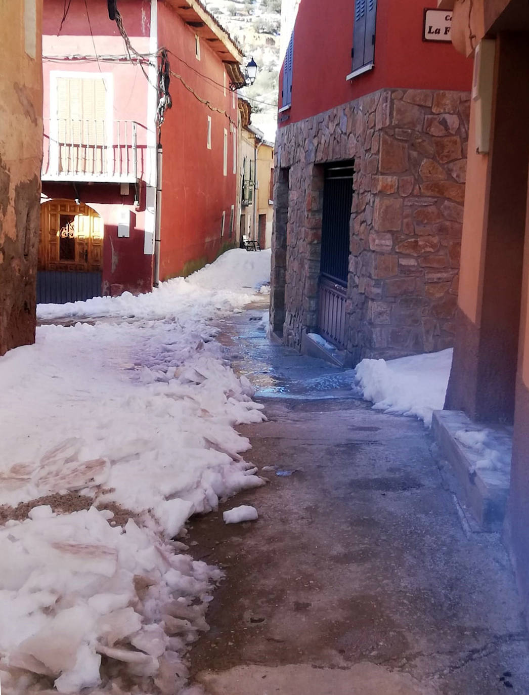 Nieve y hielo en una de las calles de Santibáñez de Ayllón.