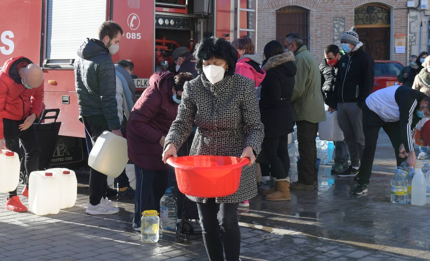 Fotos: Los bomberos reparte agua potable en Portillo