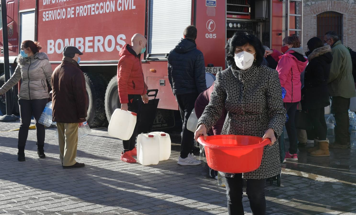 Fotos: Los bomberos reparte agua potable en Portillo