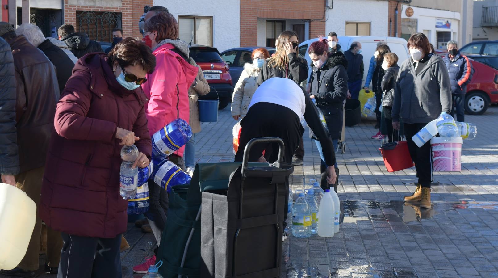 Fotos: Los bomberos reparte agua potable en Portillo