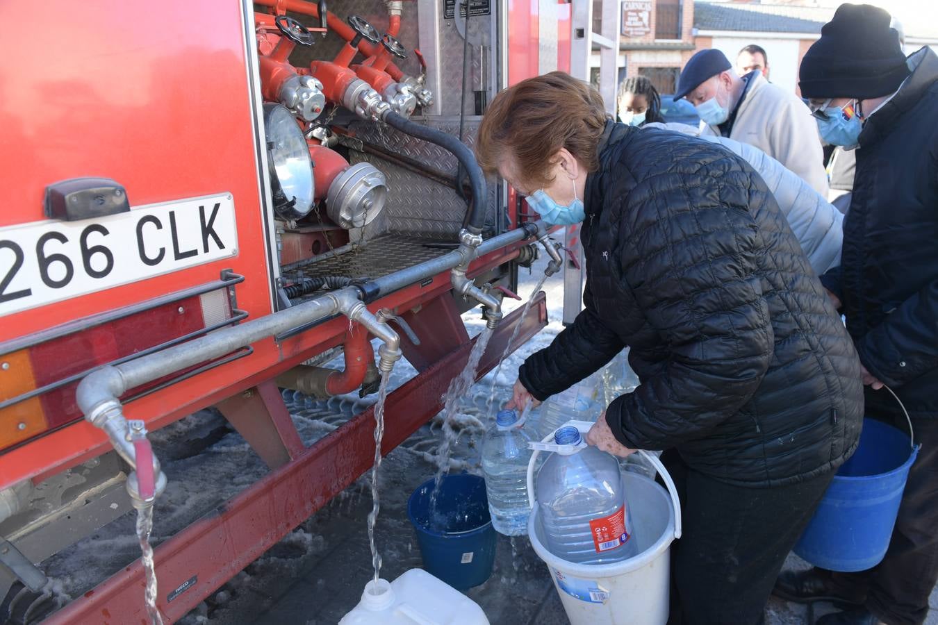 Fotos: Los bomberos reparte agua potable en Portillo