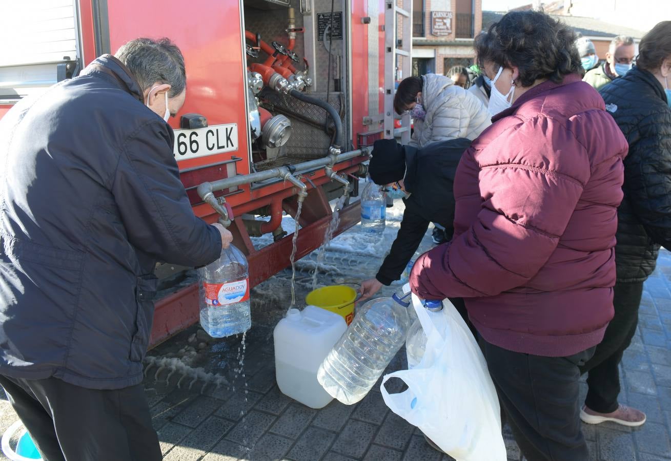 Fotos: Los bomberos reparte agua potable en Portillo