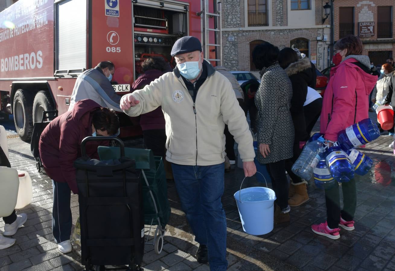 Fotos: Los bomberos reparte agua potable en Portillo