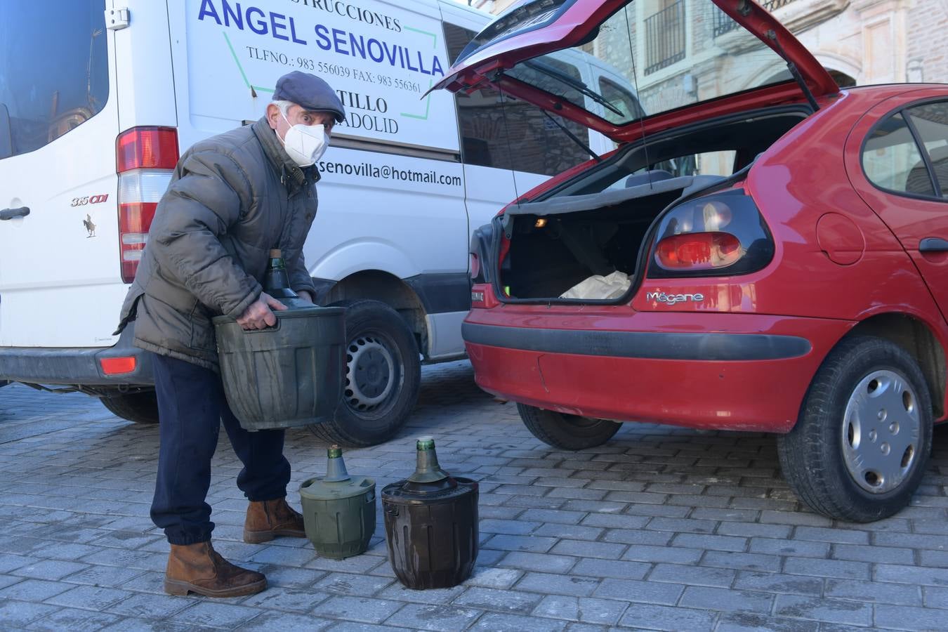 Fotos: Los bomberos reparte agua potable en Portillo