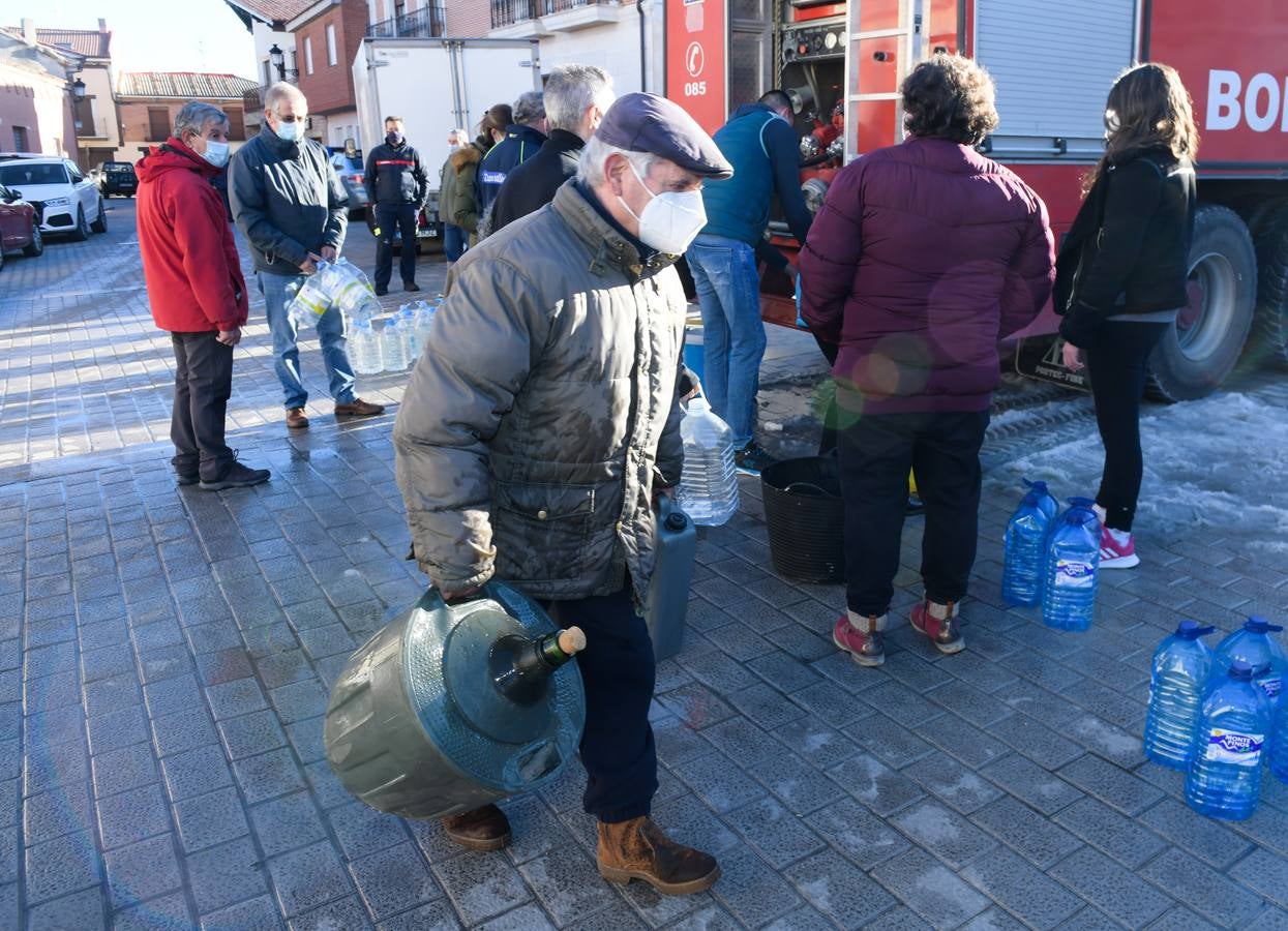 Fotos: Los bomberos reparte agua potable en Portillo