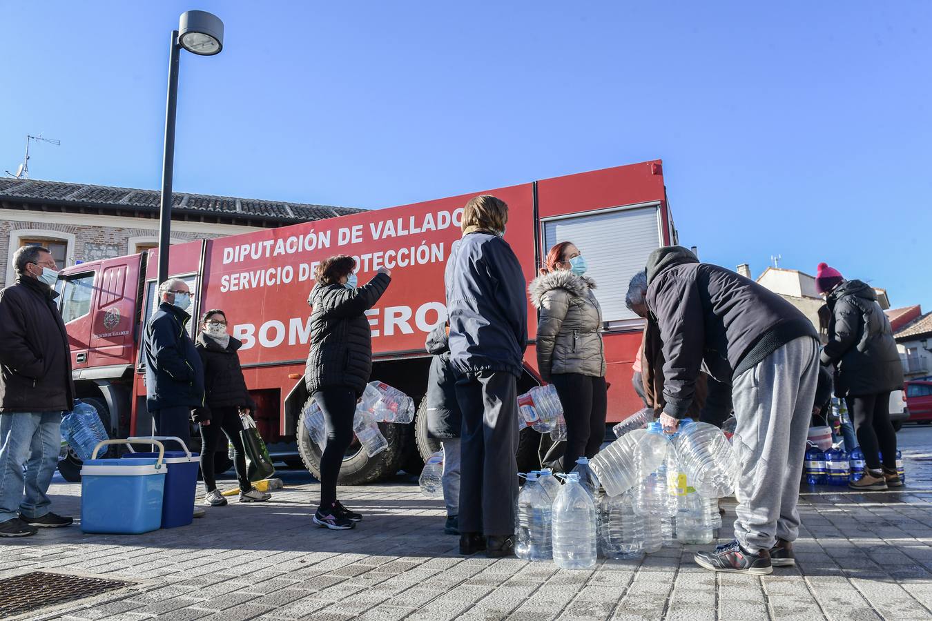 Fotos: Los bomberos reparte agua potable en Portillo