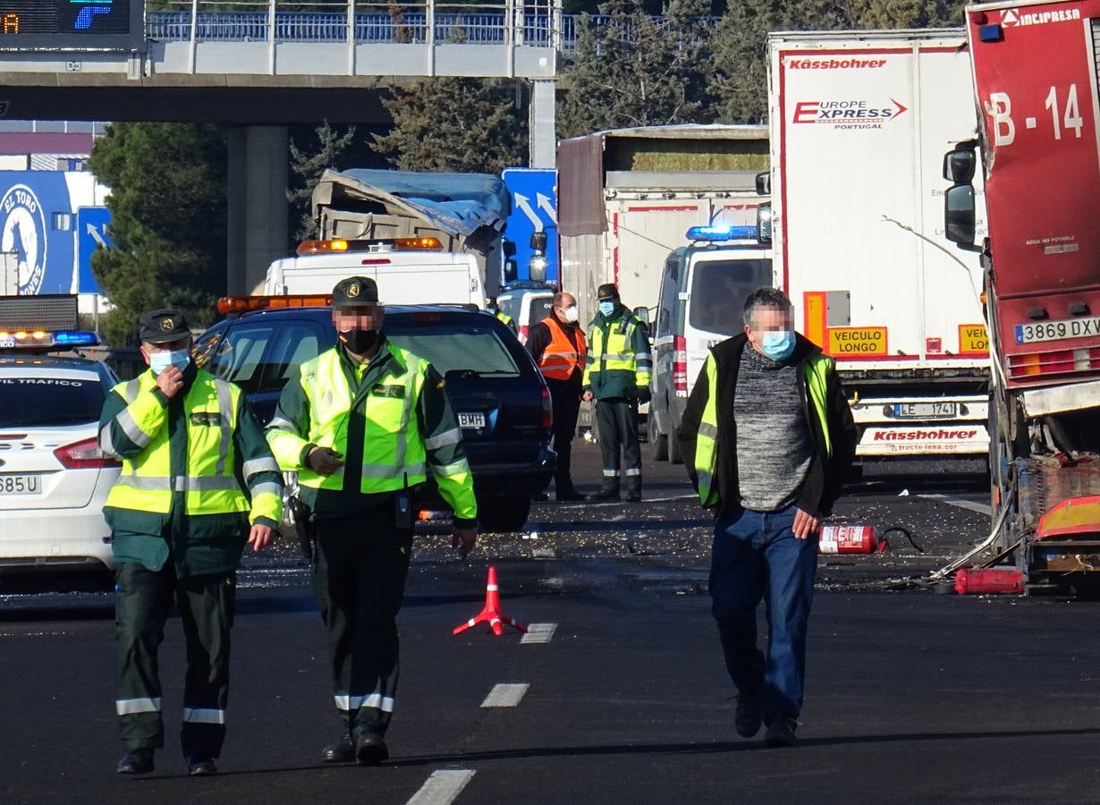 Fotos: Tres camioneros fallecidos en Tordesillas tras sufrir un atropello