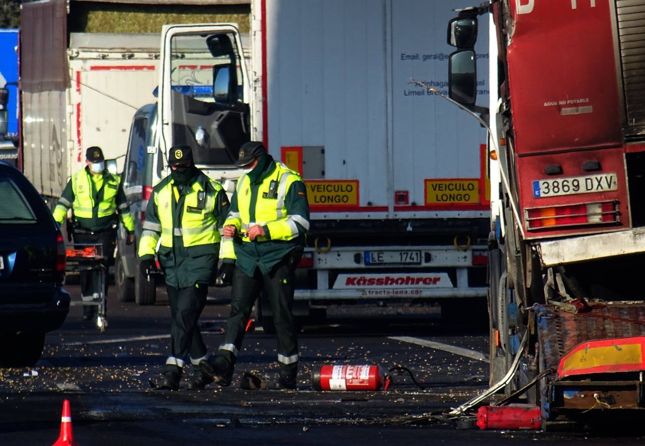 Fotos: Tres camioneros fallecidos en Tordesillas tras sufrir un atropello