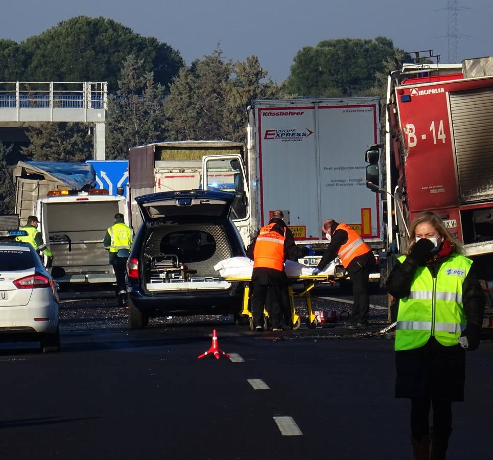 Fotos: Tres camioneros fallecidos en Tordesillas tras sufrir un atropello
