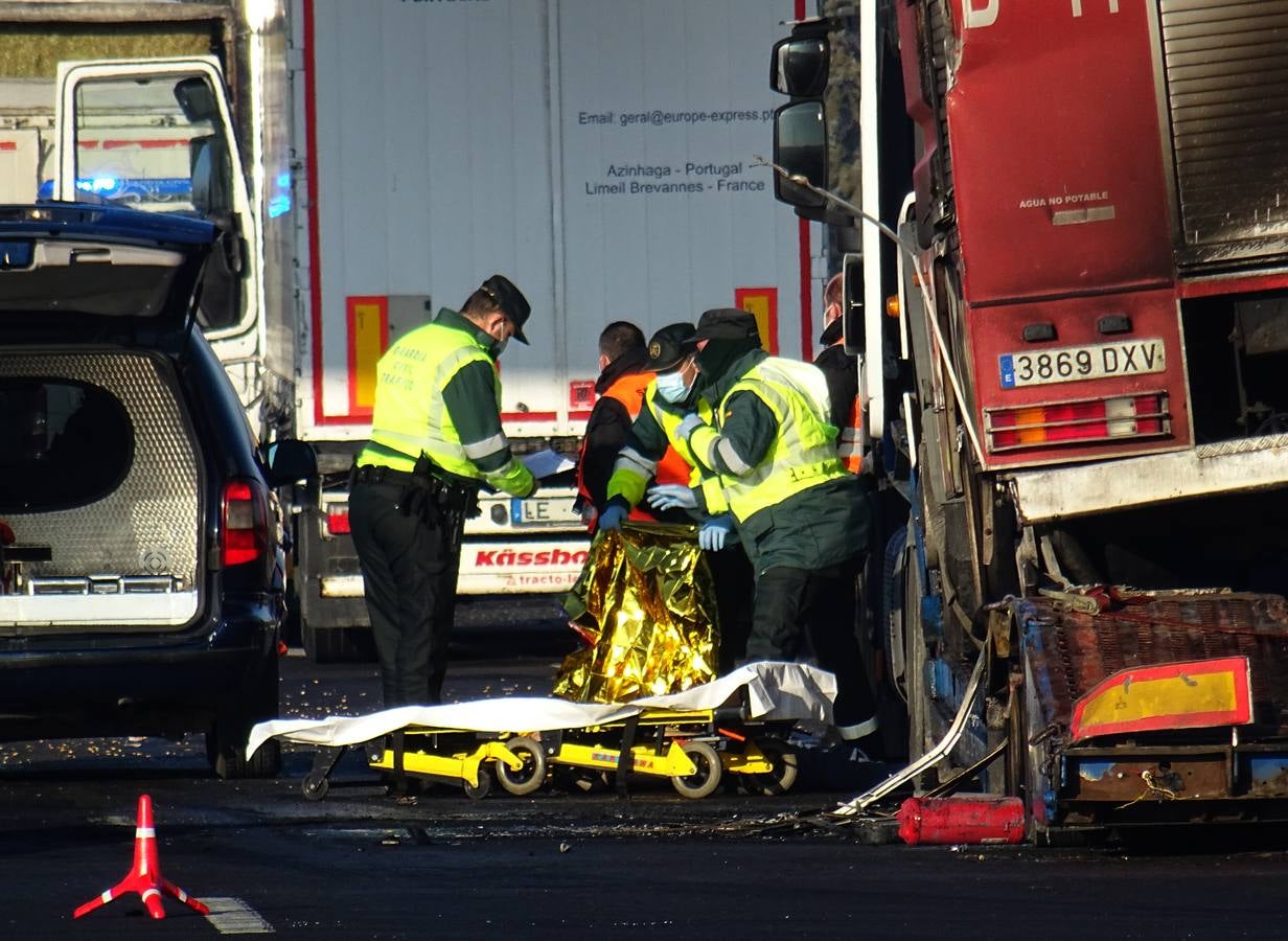 Fotos: Tres camioneros fallecidos en Tordesillas tras sufrir un atropello