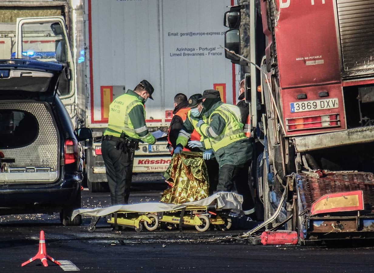 Fotos: Tres camioneros fallecidos en Tordesillas tras sufrir un atropello