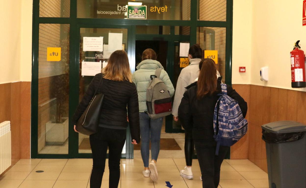 Alumnos de la Facultad de Educación en el Campus Miguel Delibes de Valladolid.