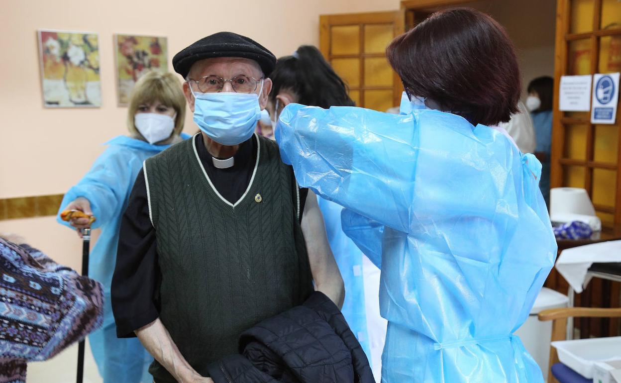 Una enfermera pone la segunda dosis de la vacuna, este lunes en San Bernabé.