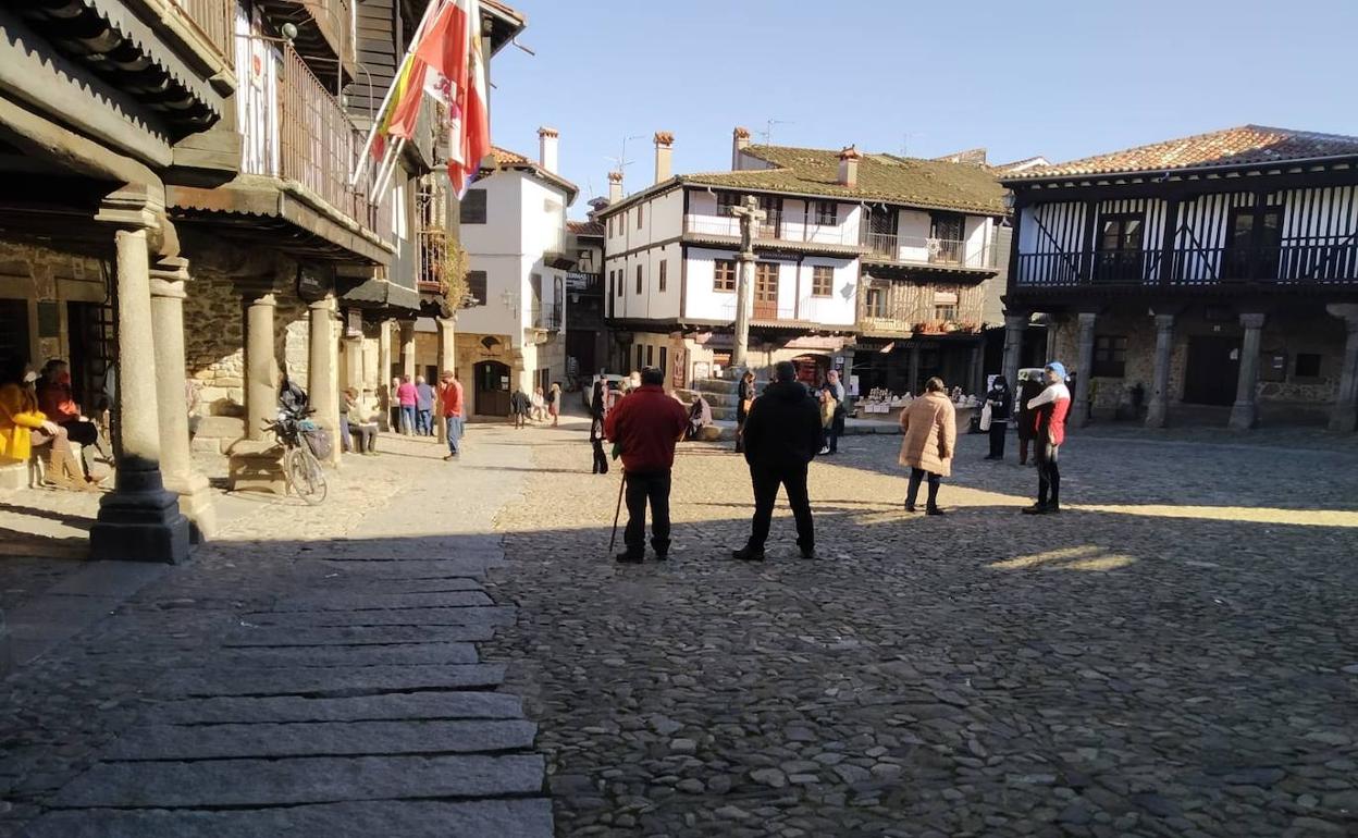 La tradicional rifa del marrano de San Antón congregó a varios vecinos en la Plaza Mayor de La Alberca.
