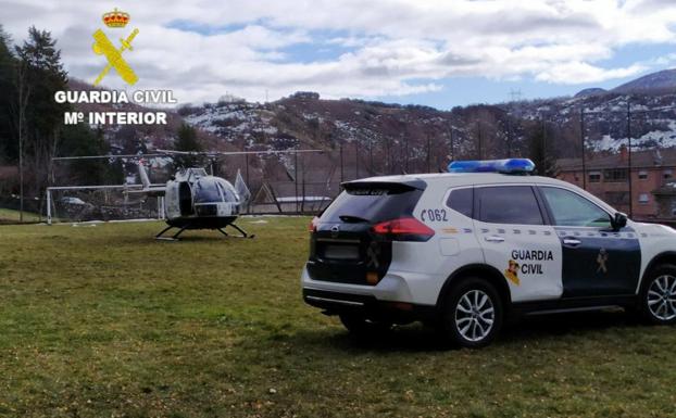 Llegada del helicóptero con el herido a La Pola de Gordón.