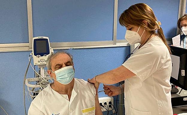El jefe de Urgencias del Hospital Río Carrión de Palencia, Gonzalo Ibáñez, tras recibir la vacuna, con la supervisora de Medicina Preventiva, Begoña Autillo.
