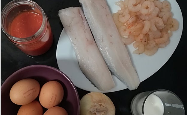 Imagen principal - Sencillo y nutritivo pastel de merluza con langostinos