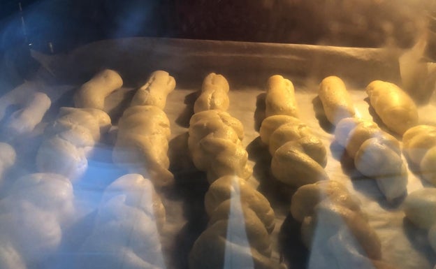 La masa de los pastelitos en el horno