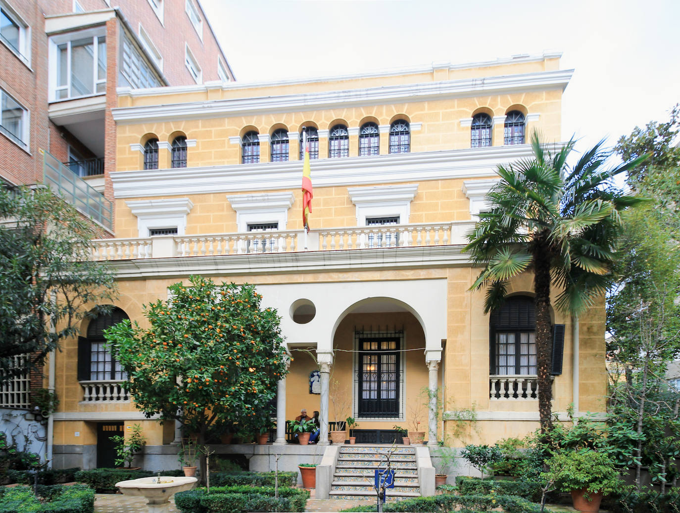 11.- Casa Museo de Sorolla (Madrid) | Esta casa se ubica en el precioso palacete que el mismo el pintor valenciano ocupó durante su estancia en Madrid. La mansión era utilizada de vivienda familiar, pero también como taller. Tiene dos pisos, con grandes y lujosos espacios, que permite comprender la bonanza económica de la que gozaban los Sorolla durante aquellos años. Fue convertida en museo en 1932, producto del enorme fondo artístico legado por Sorolla y su esposa al estado español.