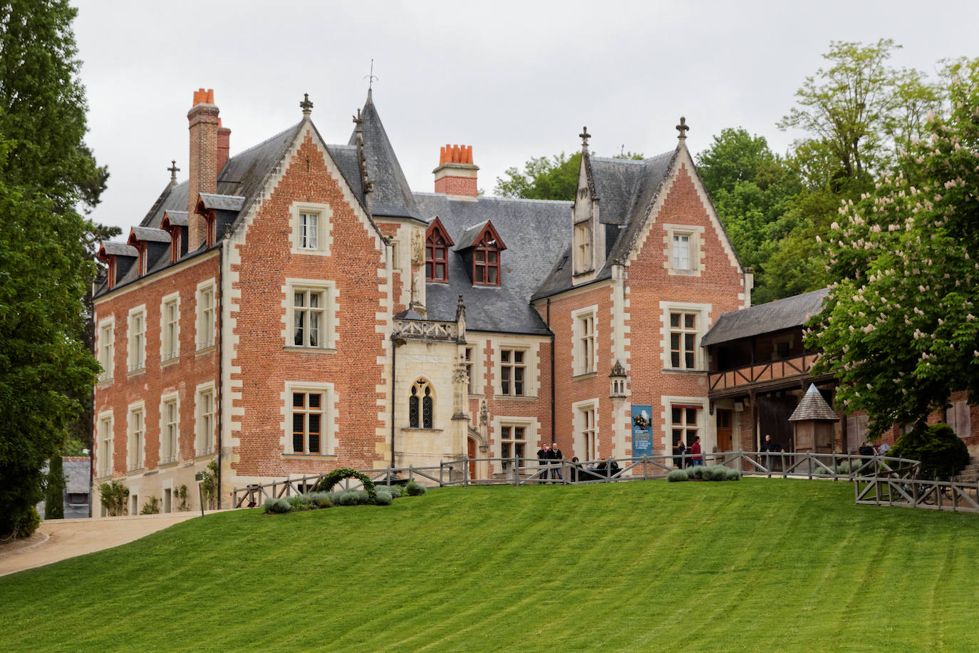 3.- Leonardo Da Vinci (Amboise, Francia) | Fue en el castillo Clos Lucé donde Da Vinci pasó sus últimos años de vida. Según algunos historiadores, Da Vinci llegó a esta residencia en 1516 con 64 años de edad. Ahora este castillo se puede visitar y ahí mismo descansan restos del gran Leonardo.
