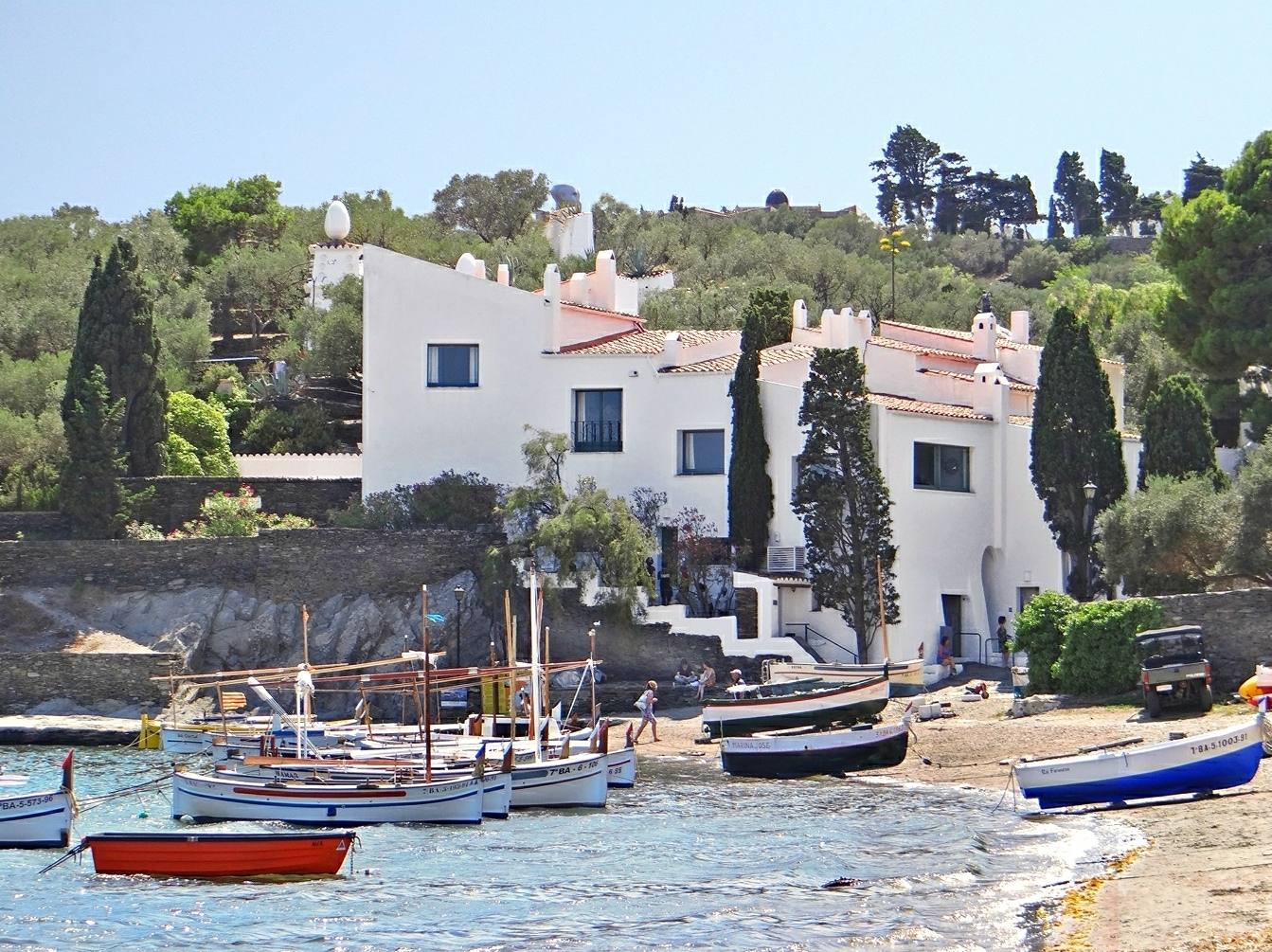 5.- Salvador Dalí (Portlligat, Cadaqués) | Dalí, genio del surrealismo, vivió en esta casa de Portlligat durante 52 años de su vida. El artista adquirió varias viviendas colindantes para ir formando un gran laberinto onírico. La casa también fue su estudio y particular universo.