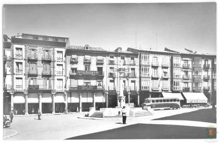 Fotos: Estampas del Valladolid antiguo (LXIV): Plaza de Fuente Dorada, punto neurálgico del comercio