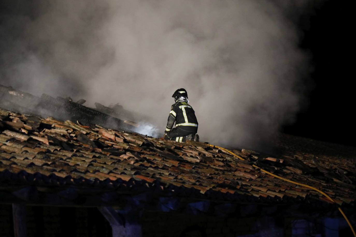 Fotos: Incendio en una nave agrícola cerca de Piñel de Abajo