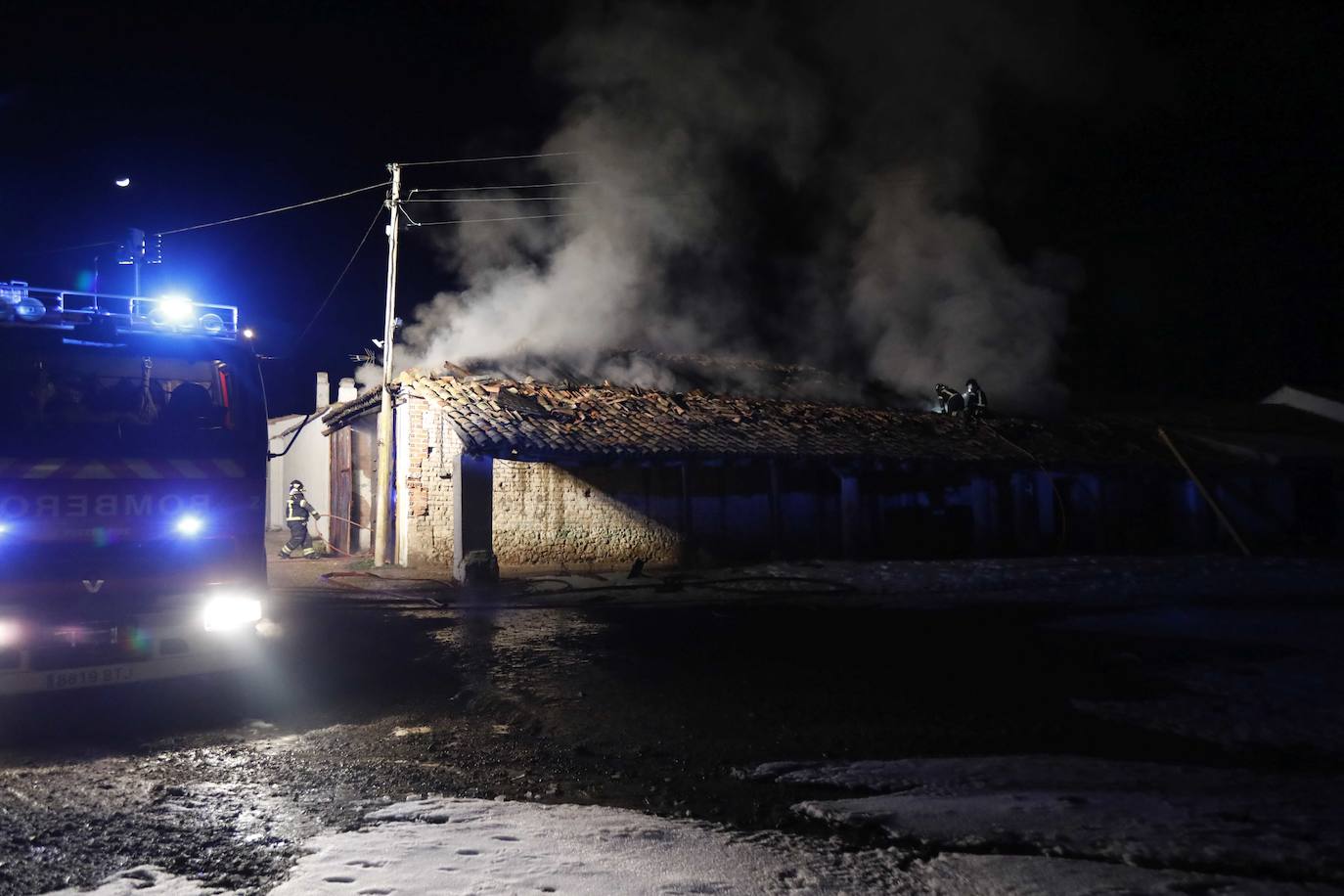 Fotos: Incendio en una nave agrícola cerca de Piñel de Abajo