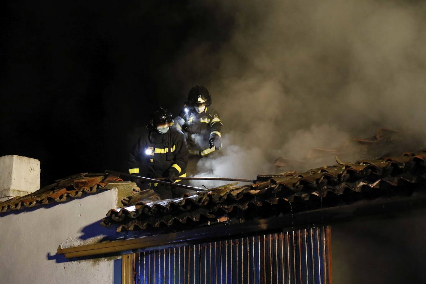 Fotos: Incendio en una nave agrícola cerca de Piñel de Abajo