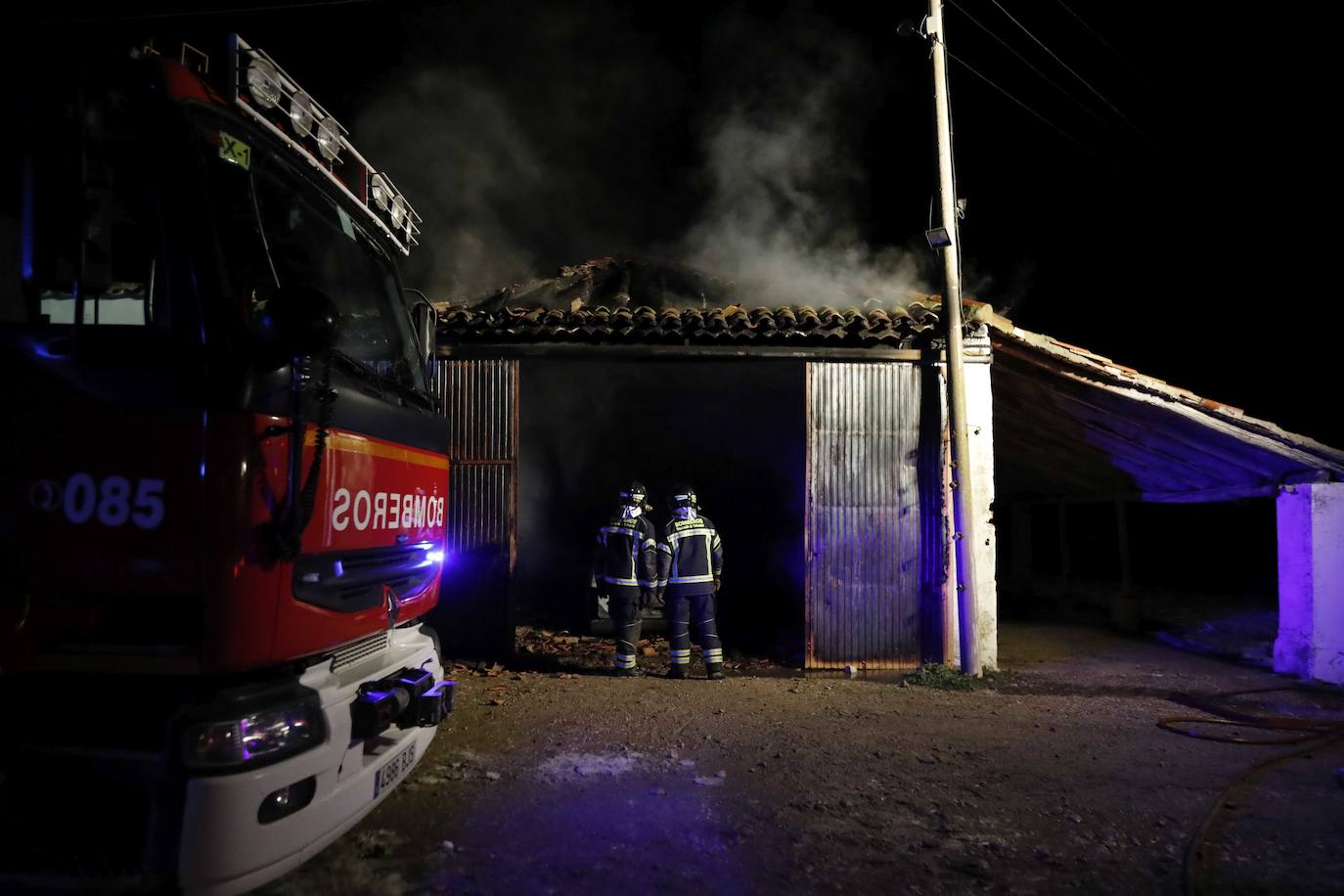 Fotos: Incendio en una nave agrícola cerca de Piñel de Abajo