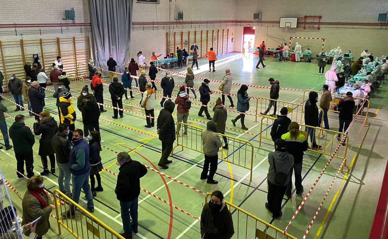 Cribado con PCR en el Polideportivod de Serrada.