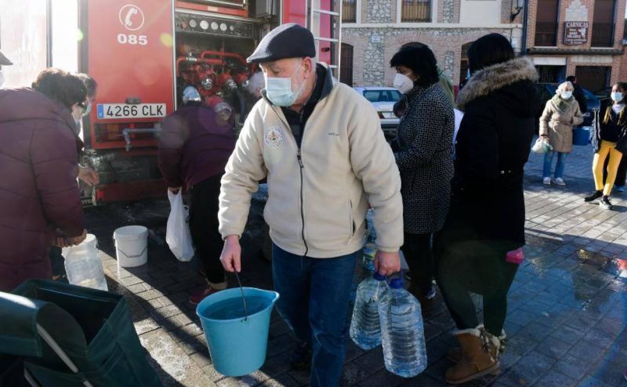 Los bomberos de la Diputación acudieron el lunes por la tarde a Portillo para repartir agua potable entre sus vecinos. 