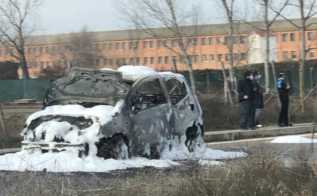 El coche, tras la intervención de los bomberos. 