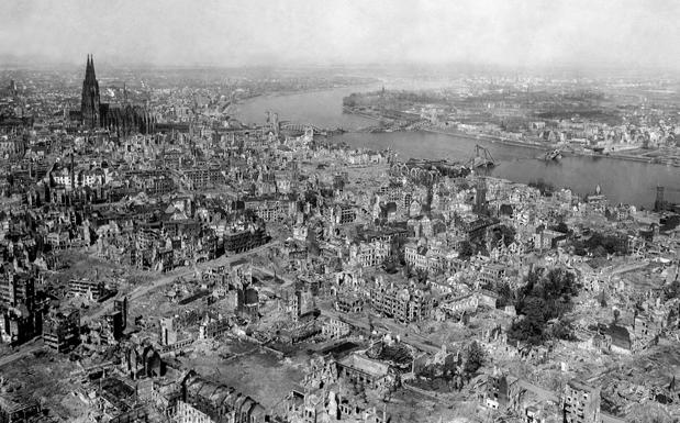 Dos soldados en pleno ataque durante la Segunda Guerra Mundial.