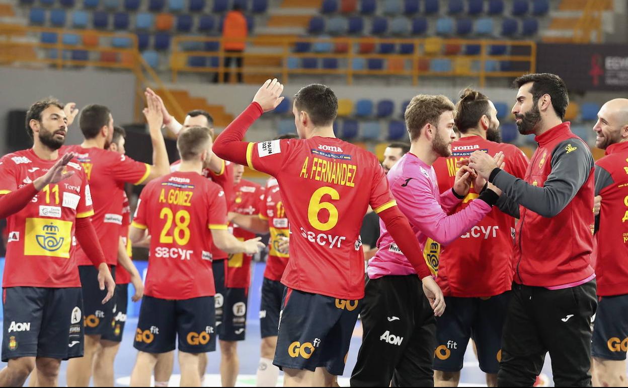 Los jugadores de la selección española se felicitan al término del partido. 