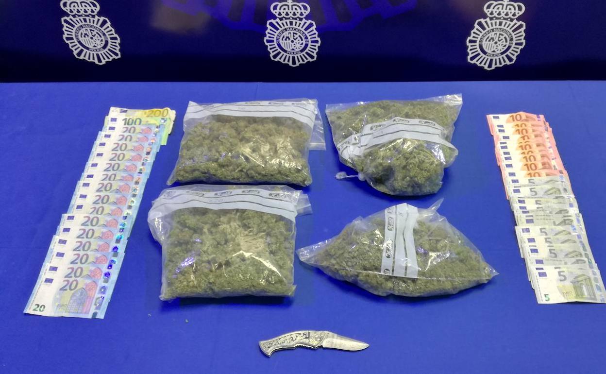 Droga y dinero incautado al detenido. 