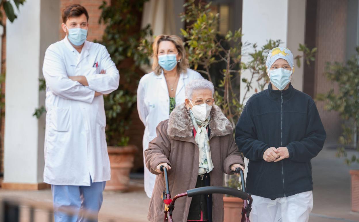 Araceli Hidalgo y la ciuidadora de la Residencia Los Olmos de Guadalajara, Mónica Tapias, tras recibir este lunes la segunda dosis de la vacuna de Pfizer.