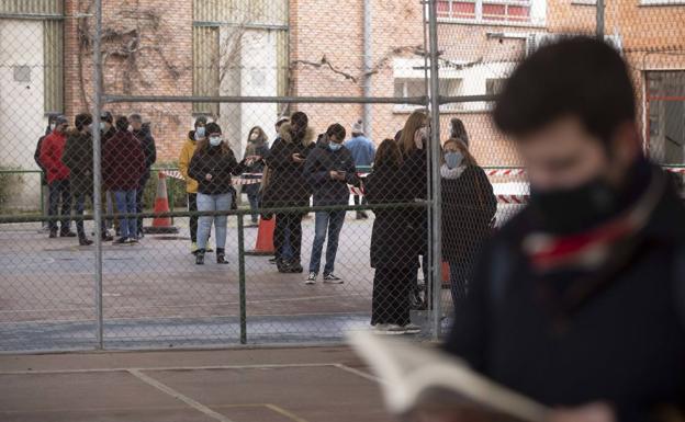 Galería. Miembros de la comunidad universitaria esperando para realizarse el test de antígenos.