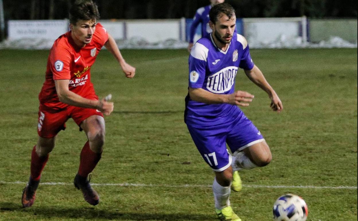 Blanco retiene el balón ante la presión de Montes en el encuentro de esta noche en Becerril. 