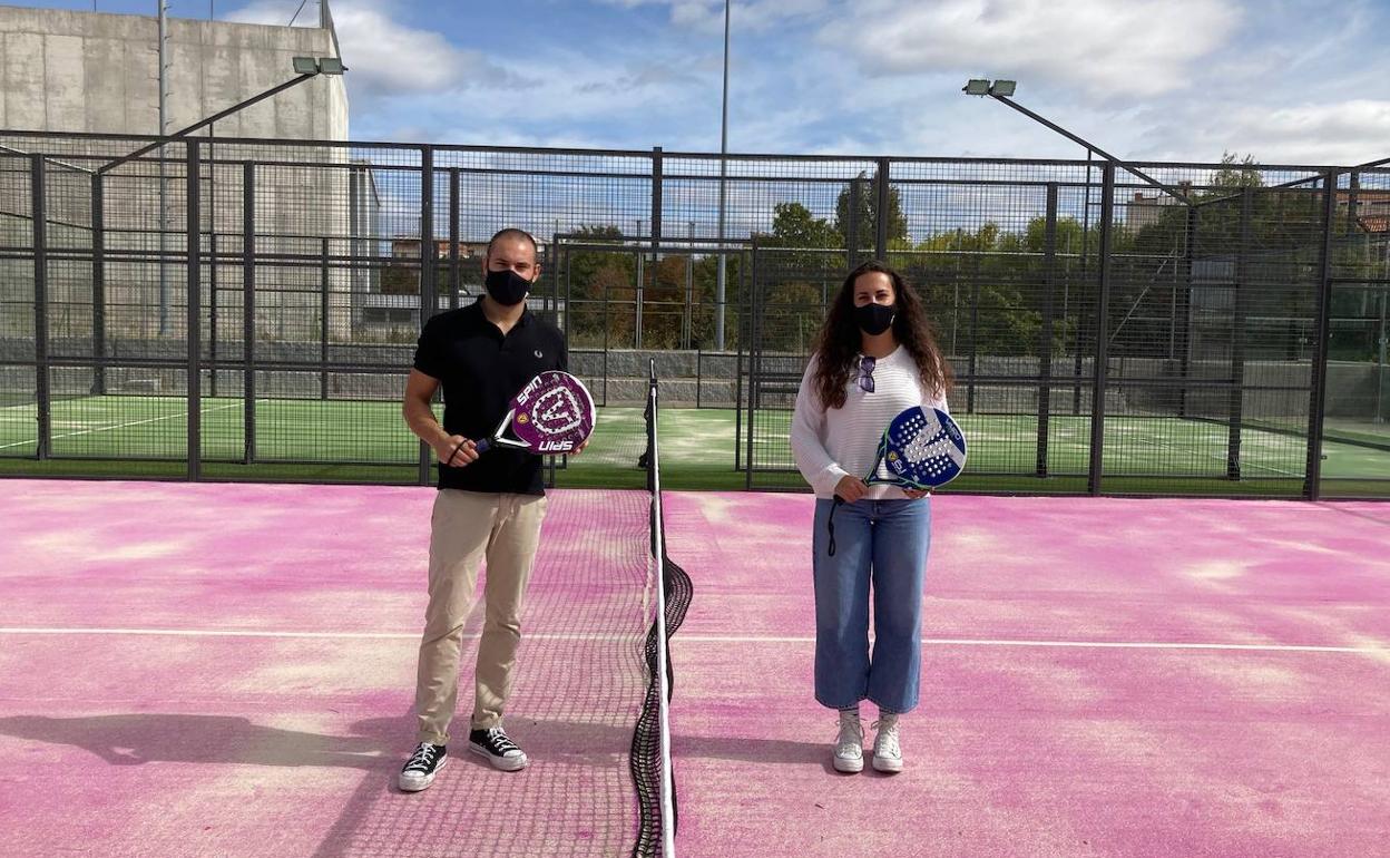 Los concejales Víctor Gómez y Paola Martín en las pistas de pádel.