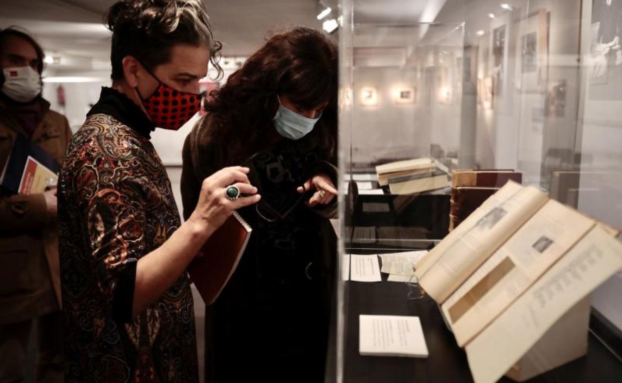 Sara Catalán explica los libros de su bisabuelo, Ramón Menéndez Pidal, a Ana Redondo. 