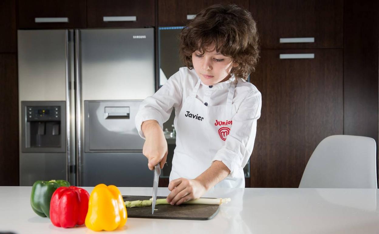 Javier cocinando en su casa de Zaratán.