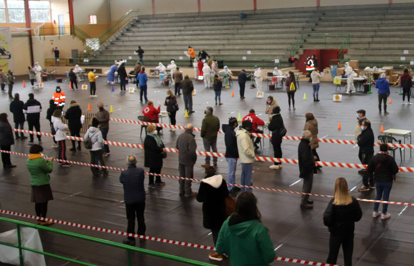 Decenas de personas esperan su turno para pasar el test de antígenos en el cribado de Cuéllar.