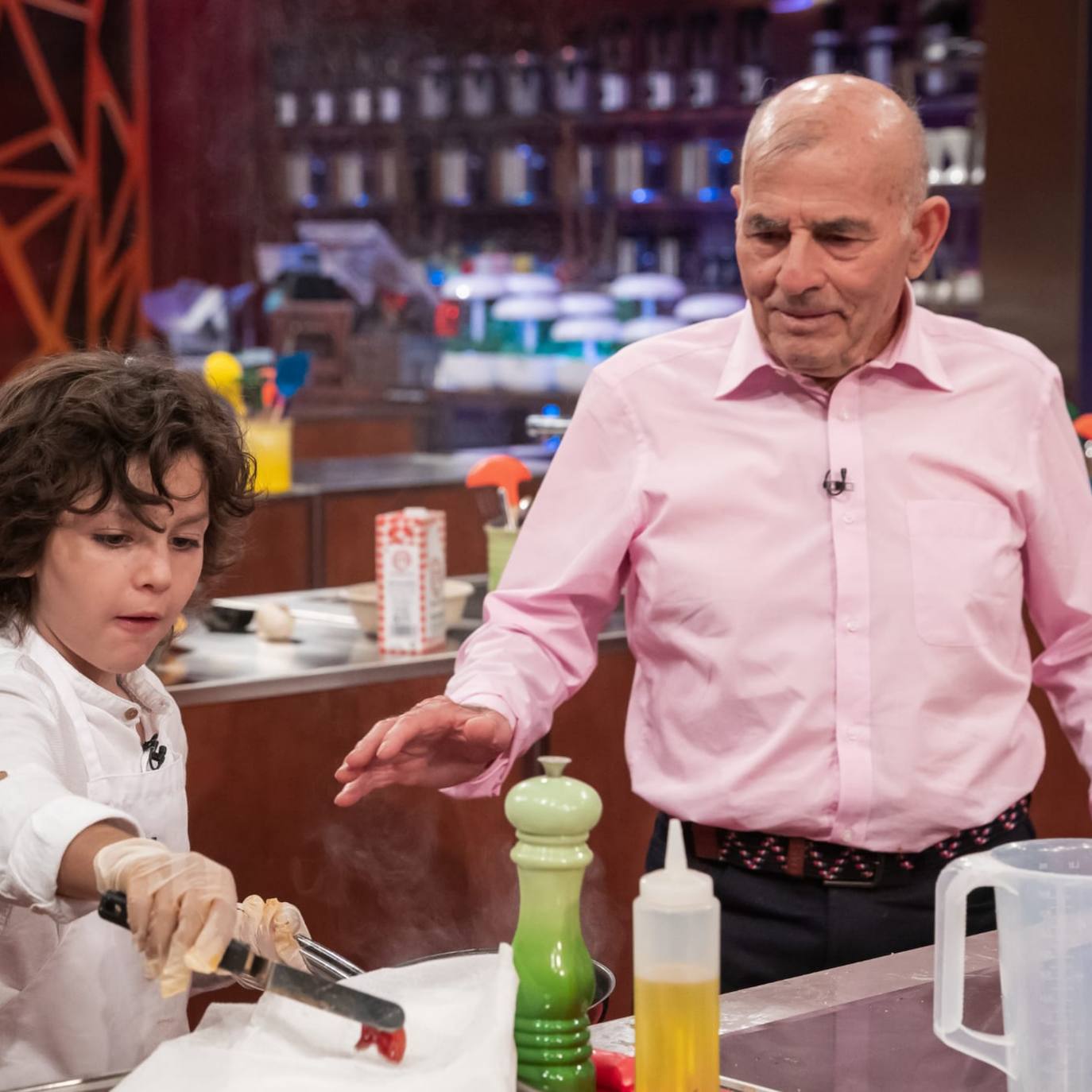 Javier en las cocinas de MasterChef, con su abuelo Ambrosio.