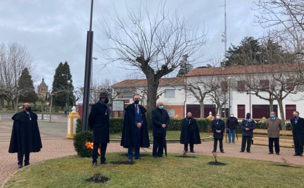 Minuto de silencio en la ofrenda floral llevada a cabo en el parque de la Glorieta en memoria de los fallecidos.