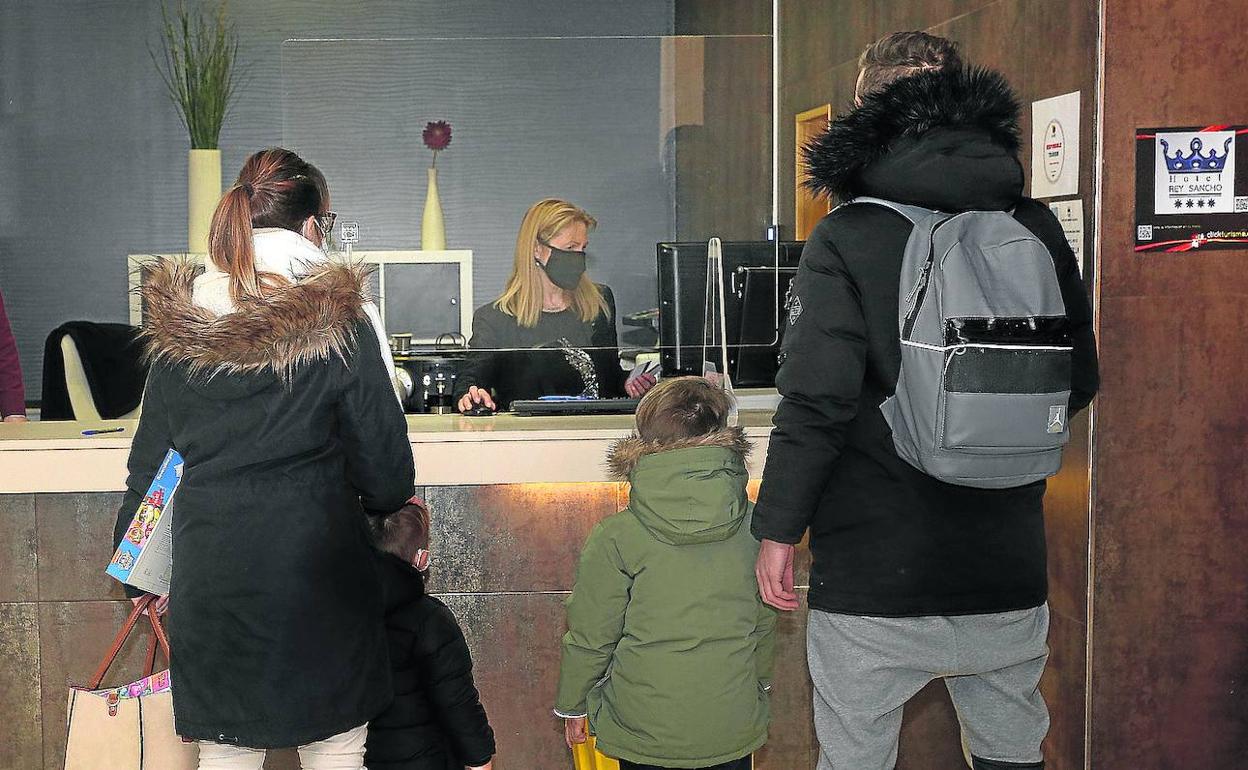 Una familia llega el martes para confinarse en el hotel Rey Sancho de Palencia.