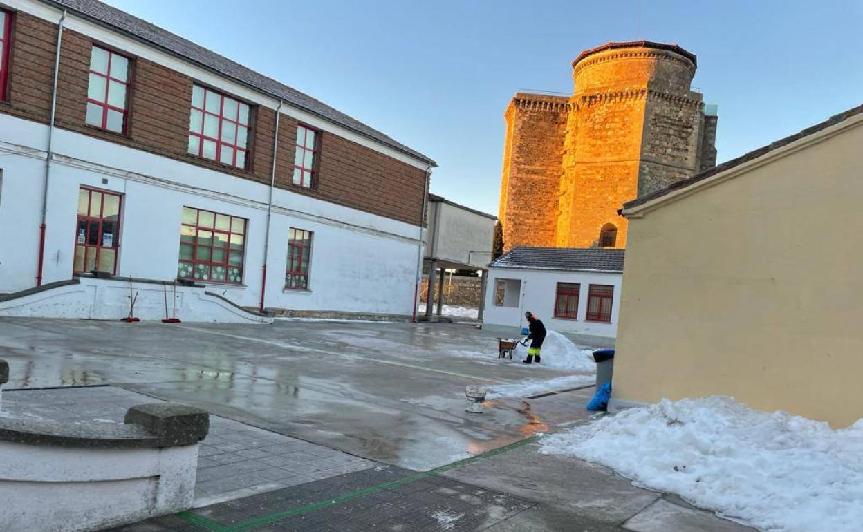 Un operario recoge nieve y hielo.