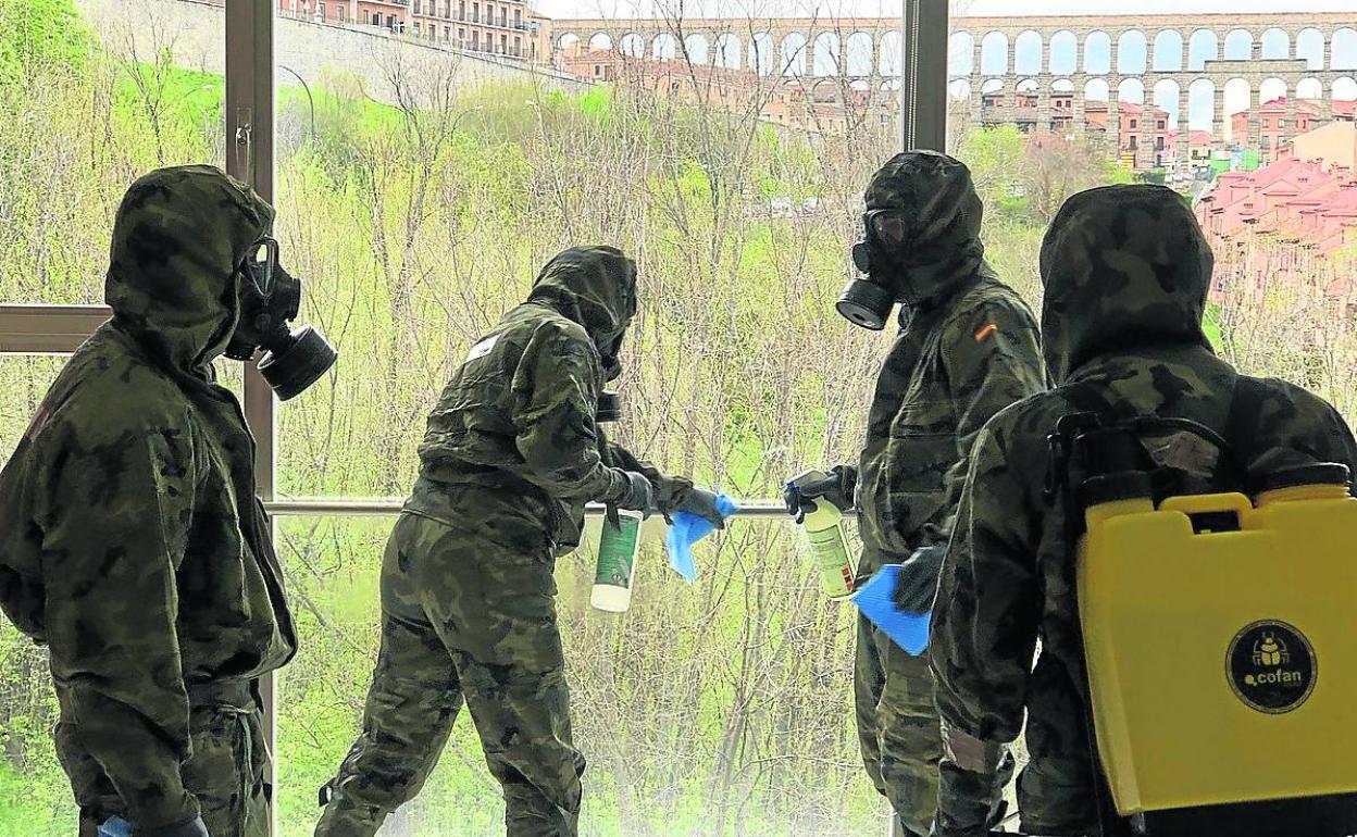 Militares de la Academia desinfectan el centro de salud de San Lorenzo el pasado abril. 