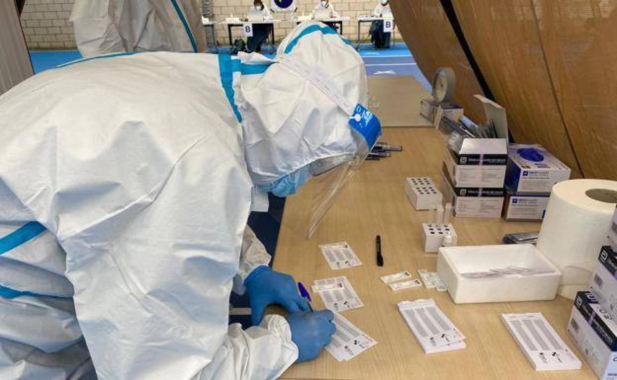 Un sanitario realiza una prueba de detección del covid-19.