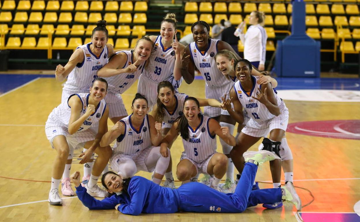 El CB Avenida celebra el primer puesto para cuartos de final tras ganar a Kursk. 